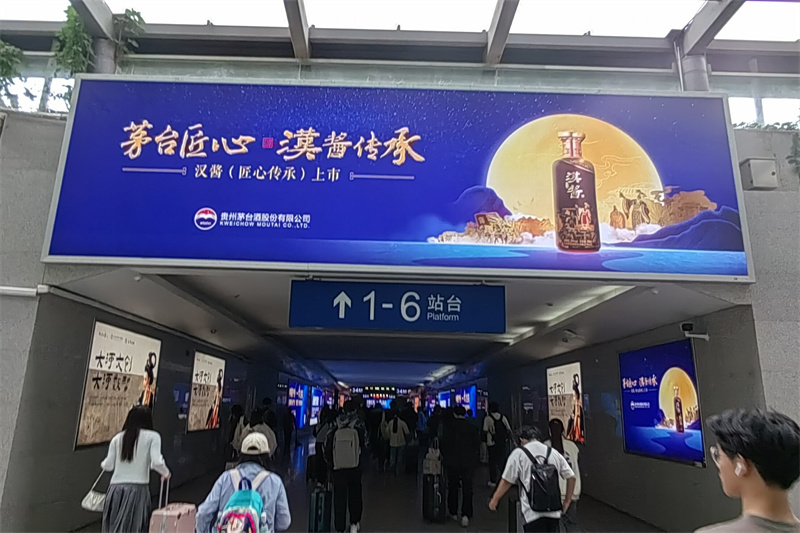 南阳高铁站广告